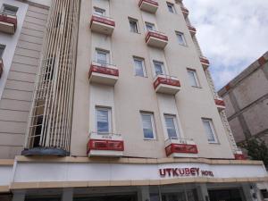 un edificio alto con un cartel de la embajada de nosotros en él en Utkubey Hotel, en Gaziantep