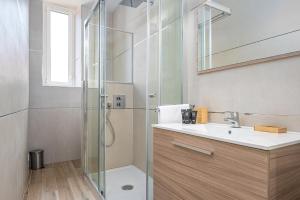 ein Bad mit einem Waschbecken und einer Dusche in der Unterkunft Classbnb - luxury apartment in Monte Carlo in Beausoleil