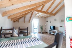 a living room with wooden ceilings and a table at Ferienwohnung Bad Camberg - Apartment Goldener Grund in Bad Camberg