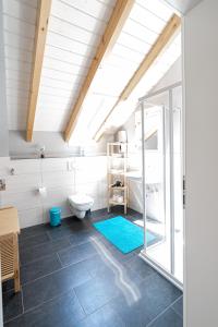 Koupelna v ubytování Ferienwohnung Bad Camberg - Apartment Goldener Grund + 20 fotografií