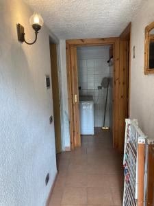un couloir menant à une salle de bain avec douche dans l'établissement La vecchia scuola, à Saint Marcel