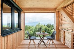 Habitación con mesa, sillas y ventana grande. en Haus Deutz, en Oberaichwald