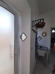 einen Flur mit Tür und Regal neben einem Zimmer in der Unterkunft Casa Vacanza Le Tre Sorelle in Vietri