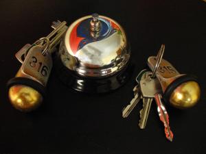 zwei Schlüsselsätze neben einem Spielzeugauto in der Unterkunft Kurfürst am Kurfürstendamm in Berlin