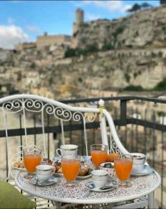 - une table avec un plateau de boissons sur le balcon dans l'établissement Il terrazzo dei nonni, à Modica