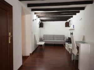 - un salon avec un canapé et une table dans l'établissement Best Apartment in Rome Campo de Fiori, à Rome