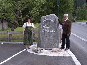 een man en een vrouw die naast een bord staan bij Haus Binder in Ried im Zillertal