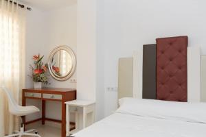 Posteľ alebo postele v izbe v ubytovaní Apartamentos Anfiteatro