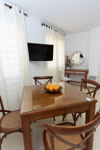 Televízia a/alebo spoločenská miestnosť v ubytovaní Apartamentos Anfiteatro