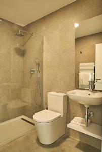 a bathroom with a toilet and a sink and a shower at Acíes Apartamentos Turísticos in Cangas de Morrazo