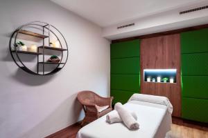 Posteľ alebo postele v izbe v ubytovaní Parkhotel Seefeld