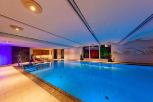 Bazén v ubytovaní Parkhotel Seefeld alebo v jeho blízkosti