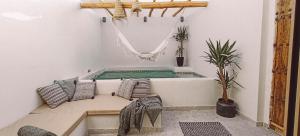 una habitación con una capacidad en Ronda City Wall Apartments with Private Pool en Ronda