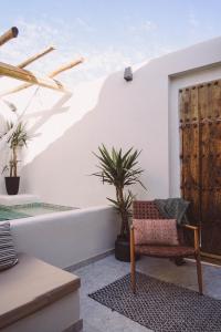 patio z krzesłem i doniczkami w obiekcie Ronda City Wall Apartments with Private Pool w mieście Ronda
