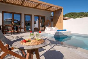 Bazén v ubytování Sivota Kipoi Design Suites nebo v jeho okolí + 42 fotografií