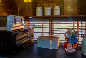 Nhà bếp/bếp nhỏ tại American School Bus - 1 Bedroom - Blossom Farm - Tiers Cross