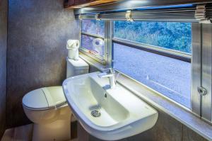 Phòng tắm tại American School Bus - 1 Bedroom - Blossom Farm - Tiers Cross