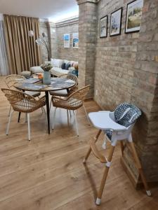 - un salon avec une table et des chaises dans l'établissement Art Gallery Apartment, à Nové Zámky