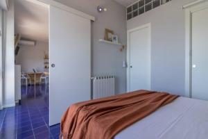 sypialnia z łóżkiem z brązowym kocem w obiekcie Blue Lodge Lerici w mieście San Terenzo +37 zdjęć
