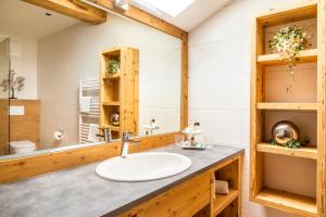 A bathroom at Bio-Familienbauernhof Grubsteighof