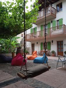 un gruppo di amache di fronte a un edificio di La Bella Corte ad Arco