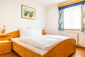 A bed or beds in a room at Bio-Familienbauernhof Grubsteighof