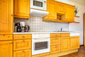 A kitchen or kitchenette at Bio-Familienbauernhof Grubsteighof