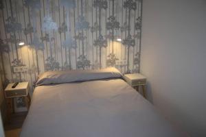 1 dormitorio con 1 cama y 2 mesitas de noche en CASA REHABILITADA EN CASCO HISTÓRICO, en Santiago de Compostela
