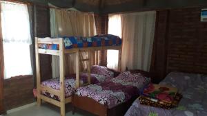Un dormitorio con dos literas y una cama. en Cabaña: LOS ABUELOS, en San Rafael