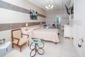 ein Hotelzimmer mit einem Bett und einem Waschbecken in der Unterkunft L'Otelet By Sweet in Valencia