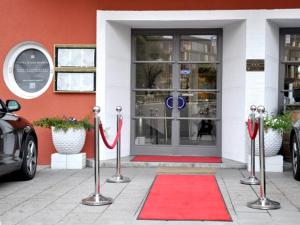a red carpet in front of a store with a door at Hotel Ulmer Stuben in Ulm