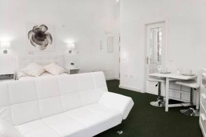 Sala de estar blanca con sofá blanco y mesa en Company 34, en Málaga