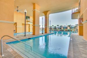- une piscine d'eau bleue dans un complexe dans l'établissement Calypso Resort Tower 3, à Panama City Beach