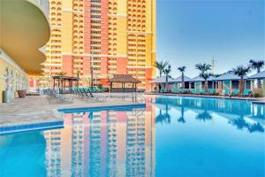 une grande piscine en face d'un grand bâtiment dans l'établissement Calypso Resort Tower 3, à Panama City Beach