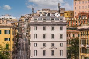 un edificio blanco con las palabras hotel athens en él en Hotel Astoria en Génova