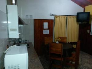 Μια τηλεόραση ή/και κέντρο ψυχαγωγίας στο Complejo Cabañas Foxes Frente al Lago
