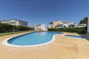 ein großer Pool in einem Hof mit Gebäuden in der Unterkunft Apartamento Caju by Algarve Holidays in Albufeira
