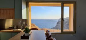 una cocina con vistas al océano desde una ventana en Mirador Torre de la Garrofa, en Almería