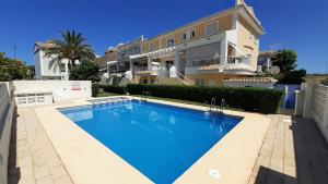 a large swimming pool in front of a building at Residencial El L Ullal II Alquileres por semanas solo familias in Gandía