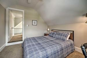En eller flere senge i et værelse på Charming and Historic Buffalo Home with Private Deck!