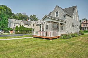 Lancaster的住宿－Charming and Historic Buffalo Home with Private Deck!，相簿中的一張相片