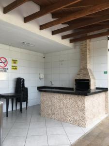 eine Küche mit einem Herd und einem Tisch im Zimmer in der Unterkunft Apê Amarelo Ubatuba in Ubatuba + 32 Fotos