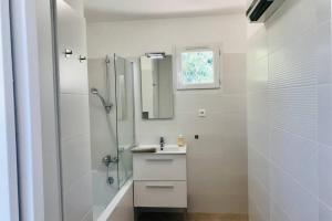 PoggiにあるBel appartement dans villa à la campagne proche d’Ajaccioの洗面台とシャワー付きの白いバスルーム +32枚の写真