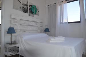 En eller flere senge i et værelse på BONITO ÁTICO AIRE ACONDICIONADO y BARBACOA + 83 billeder