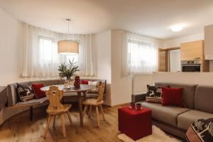 - un salon avec un canapé et une table dans l'établissement Apartments and Rooms Kaja, à Kranjska Gora