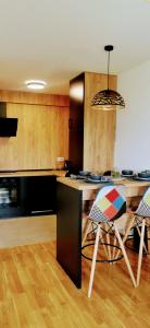 una cocina con mesa y 2 sillas. en Apartman VARENICA, en Doboj