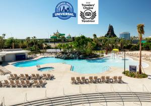 Blick auf den Pool eines Resorts in der Unterkunft Avanti Palms Resort And Conference Center in Orlando