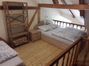 Un pat sau paturi într-o cameră la Bungalow Smiltele