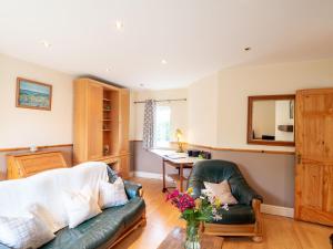 sala de estar con sofá y mesa en Cottage 353 - Clifden, en Clifden