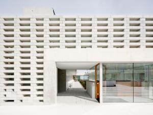 an external view of a white building with a doorway at Hotel Bela Fisterra in Finisterre